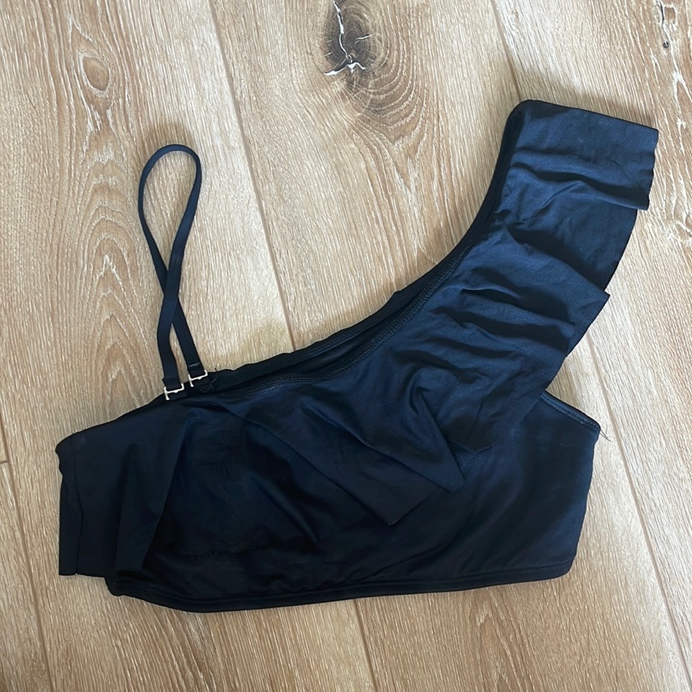 Single ruffle shoulder bikini top